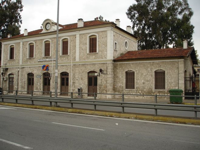 O εγκαταλειμένος Σιδηροδρομικός Σταθμός Αγίου Διονυσίου.