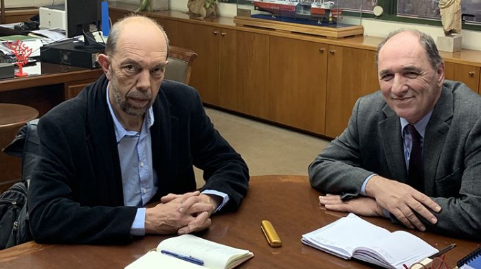 &Mu;&epsilon; &tau;&omicron;&nu; &Gamma;&iota;ώ&rho;&gamma;&omicron; &Sigma;&tau;&alpha;&theta;ά&kappa;&eta; &sigma;&upsilon;&nu;&alpha;&nu;&tau;ή&theta;&eta;&kappa;&epsilon; &omicron; &Nu;ί&kappa;&omicron;&sigmaf; &Mu;&pi;&epsilon;&lambda;&alpha;&beta;ί&lambda;&alpha;&sigmaf;