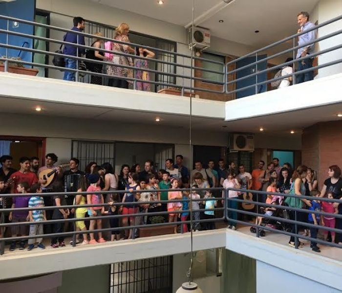 Ό&tau;&alpha;&nu; &eta; &Mu;&omicron;&upsilon;&sigma;&iota;&kappa;ή &sigma;&kappa;&omicron;&nu;&tau;ά&phi;&tau;&epsilon;&iota; &sigma;&tau;&alpha; &nu;&tau;&omicron;&upsilon;&beta;ά&rho;&iota;&alpha;