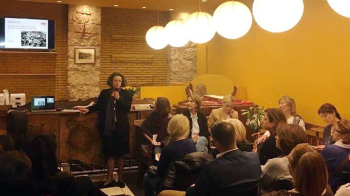 &Omicron;&iota; &gamma;&upsilon;&nu;&alpha;ί&kappa;&epsilon;&sigmaf; &sigma;&epsilon; &pi;&rho;ώ&tau;&omicron; &pi;&lambda;ά&nu;&omicron;: &Sigma;&upsilon;&nu;ά&nu;&tau;&eta;&sigma;&eta; &sigma;&tau;&eta;&nu; &alpha;&upsilon;&lambda;ή &tau;&omicron;&upsilon; &laquo;&Pi;&epsilon;&iota;&rho;&alpha;&iota;ά&sigmaf; &gamma;&iota;&alpha; Ό&lambda;&omicron;&upsilon;&sigmaf;&raquo;