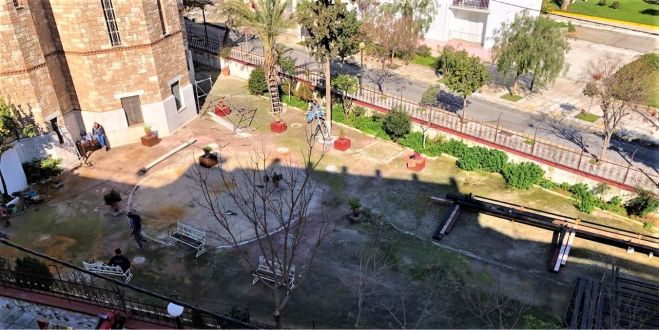 Το περιβόητο αυθαίρετο μεταλλικό στέγαστρο της πλατείας των Αγίων Αναργύρων αποξηλώθηκε πλήρως