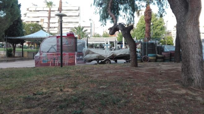 Βγήκαν οι βάρκες στη στεριά και ο άνεμος χορεύει το χορτάρι