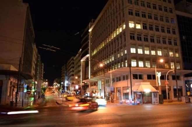 Όταν οι νύχτες στον Πειραιά φορτώνονται με ντεσιμπέλ και σωρούς απορριμμάτων